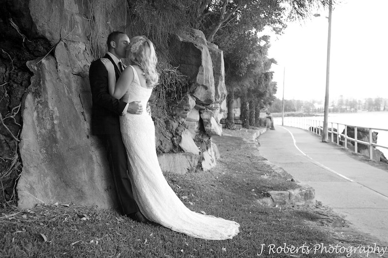 Bridal couple kissing along the rock face at Shelley Beach - wedding photography sydney